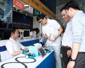Ngày hội lựa chọn nguyện vọng xét tuyển đại học: Có gì đặc sắc từ hơn 300 gian tư vấn?