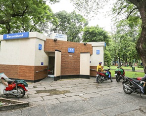 'Giải quyết nỗi buồn' nơi công cộng ở TP.HCM: Đã đỡ chật vật hơn trước