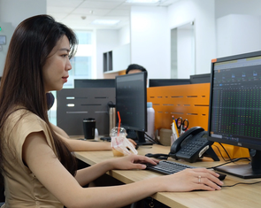 Chứng khoán lên mốc cao nhất 10 tháng, gần 1 tỉ USD 'sang tay'