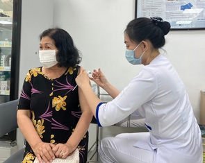 Mẹ tôi và 4 liều vắc xin COVID-19