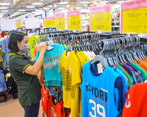 Siêu thị giảm giá mạnh ngày cuối tuần