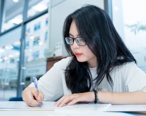 Tỉnh nào có tỉ lệ thí sinh nhập học đại học nhiều và ít nhất?