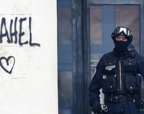 Viên cảnh sát bắn Nahel được ủng hộ 1 triệu USD, dân Pháp thêm phẫn nộ