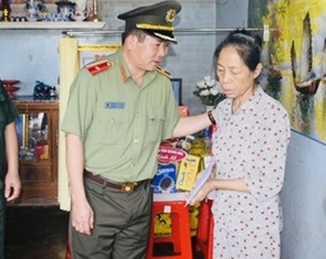 Thiếu tướng Đinh Văn Nơi thăm các gia đình liệt sĩ vụ tấn công 2 trụ sở UBND xã