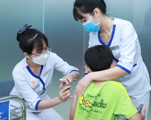 Kịp thời tiêm chủng cho trẻ trước năm học mới