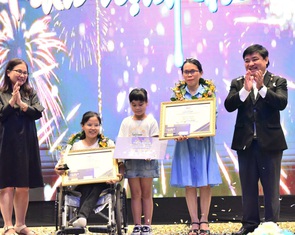 Rơi nước mắt ở lễ trao giải cuộc thi 'Tiêm ngừa - chuyện chưa kể'