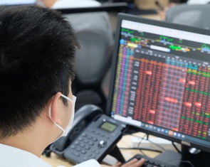 Nhịp điều chỉnh thị trường chứng khoán có sớm kết thúc, ai nên bắt đáy?