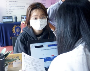 Chưa có điểm chuẩn, trường đại học đã bắt đóng học phí chục triệu đồng