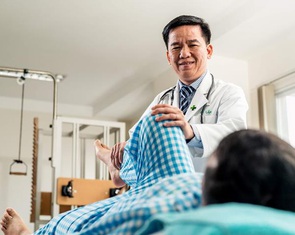 Bác sĩ hướng dẫn cách phục hồi vận động sau phẫu thuật thay khớp háng nhân tạo