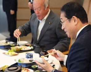 Thủ tướng Nhật Bản ăn cá để 'minh oan' cho vùng biển Fukushima