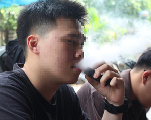 Ngã quỵ, suy thận, giảm trí nhớ sau vài hơi thuốc lá điện tử