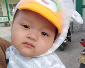 Niềm vui mang tên 'đưa con đi tiêm chủng' của ông bố đơn thân