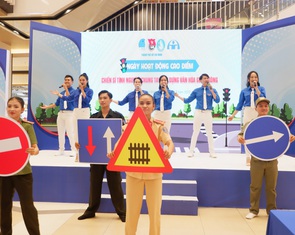 Chiến sĩ tình nguyện TP.HCM xây dựng văn hóa giao thông