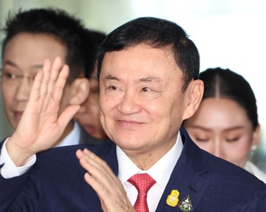 Vua Thái ân xá, cựu thủ tướng Thaksin chỉ còn chịu án tù 1 năm