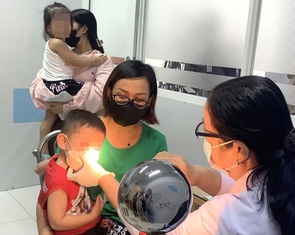 Bị đau mắt đỏ có nên đi bơi, ngủ chung với người mắc?