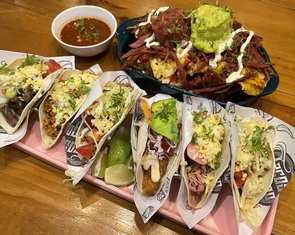Trưa nếu chọn món Mexico, taco và nachos là dễ tìm nhất ở Sài Gòn