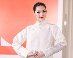 Độc đáo áo dài lụa phối jean tại fashion show Chu và Chung