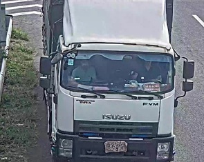 Tài xế xe tải lấy khăn vải che biển số để đi lùi trên cao tốc