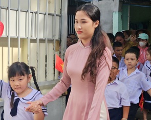 Thầy cô đi thuyền dự lễ khai giảng ở đảo Trí Nguyên