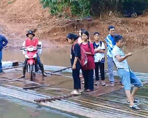 200 học sinh lên bè tre vượt suối dự lễ khai giảng