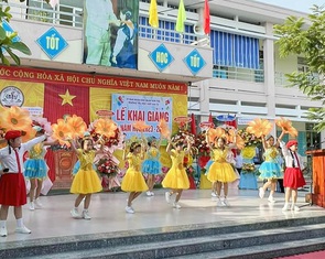 Học sinh tiểu học làm DJ ngày khai giảng: 'Các con nhảy múa vui vẻ còn hơn ngồi một chỗ'