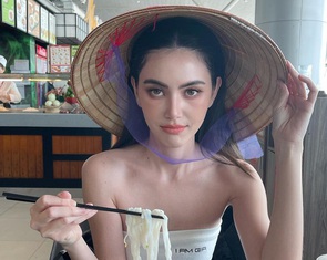 Mỹ nhân nổi tiếng Thái Lan Mai Davika đội nón lá, ăn phở Việt