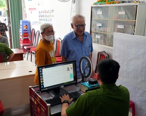 Người cao tuổi bối rối với định danh điện tử