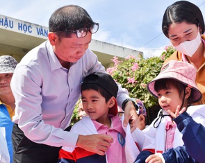 Báo Tuổi Trẻ và nhà tài trợ tặng 600 áo ấm cho trẻ em nghèo