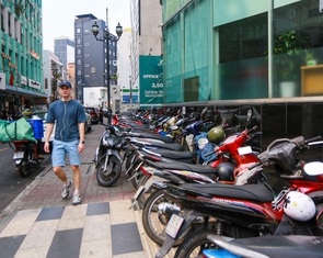 Vỉa hè không chỉ để đi bộ