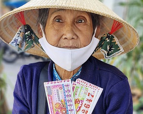 Bán vé số Tết: Miền Tây đắt như tôm tươi, TP.HCM thấp thỏm lo