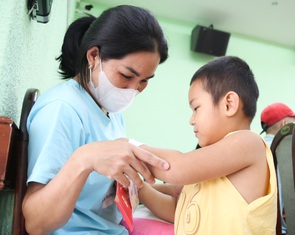Đưa con nhỏ ung thư từ Đắk Lắk về TP.HCM cấp cứu với 800.000 đồng trong túi