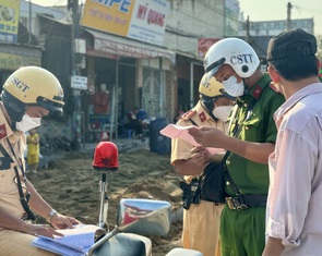 Kiểm tra đột xuất xe dù, cảnh sát giao thông Thủ Đức phát hiện nhiều 'kiểu' vi phạm