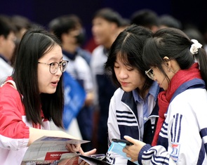 Nhiều giảng viên đại học nhận thưởng Tết từ 20 triệu, thêm tháng lương thứ 13