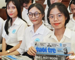 Dành tiền phúng điếu cha trao quỹ học bổng Tiếp sức đến trường hơn 1 tỉ đồng