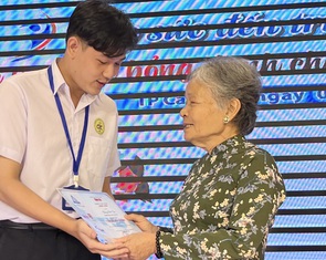 Nâng bước đến trường cho các y, bác sĩ tương lai của miền Tây
