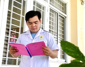 Chàng y sĩ bữa đói bữa no, nhín tiền đi học