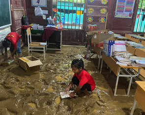 Xót xa học trò lội bùn tìm sách vở sau trận lũ ống trong đêm