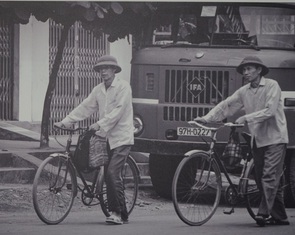 Ai còn nhớ Hà Nội thời đi xe đạp, đội mũ cối, mang dép nhựa, họp chợ giữa đường
