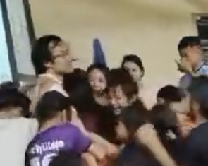 Thầy chuyển trường về xuôi, học trò khóc như mưa, thầy cũng rơi nước mắt