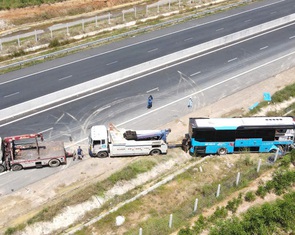 Xe khách tông đuôi xe tải trên cao tốc Phan Thiết - Dầu Giây, 5 nạn nhân nhập viện