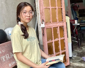 Nữ sinh Củ Chi vừa học bài vừa dỗ mẹ bệnh tâm thần đã đậu Đại học Bách khoa TP.HCM