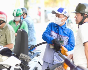 Giá xăng dầu giảm nhẹ, RON95 giảm 99 đồng/lít
