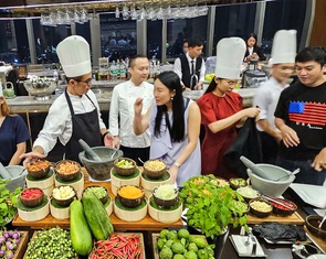 Cửa hàng, siêu thị tưng bừng khuyến mãi, khách ngỡ ngàng khi uống cà phê được tặng quà 20-10