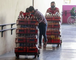 Mexico cấm bán đồ ăn vặt trong trường học
