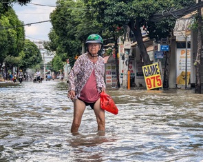 Mưa cả đêm, đến chiều hôm sau đường Bà Triệu ở huyện Hóc Môn vẫn còn ngập