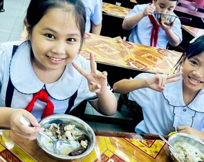 Công khai bữa ăn bán trú mỗi ngày: Khỏe cho trường lẫn phụ huynh, học sinh