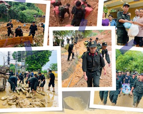 Cõng nhu yếu phẩm tiếp tế đồng bào vùng sạt lở