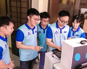 Sinh viên ở TP.HCM chế tạo robot y tá