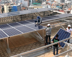 Ai được miễn giấy phép điện lực và không giới hạn công suất lắp điện mặt trời mái nhà?