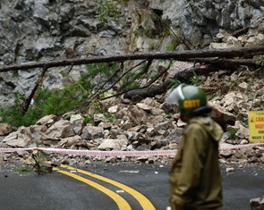Sạt lở lấp gần một nửa mặt đường đèo Prenn Đà Lạt